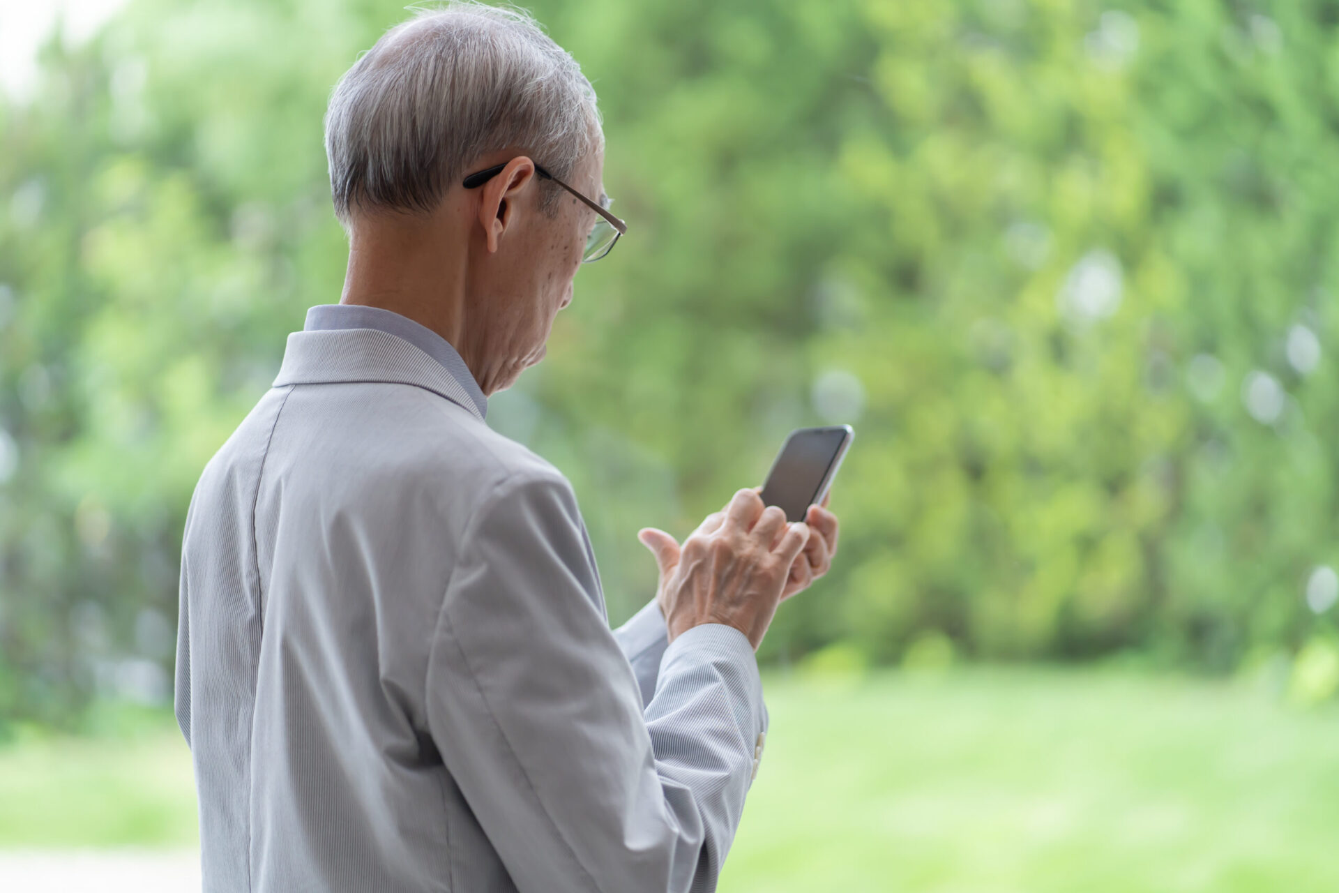 old man on cellphone