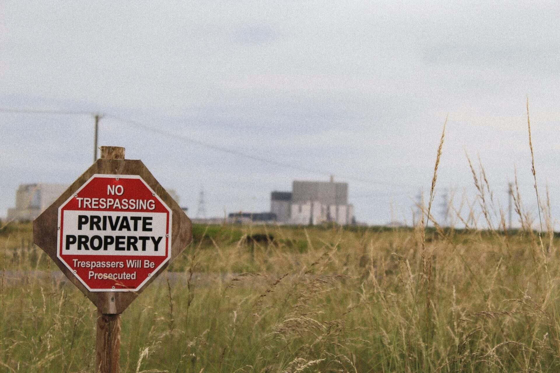 no trespassing private property sign